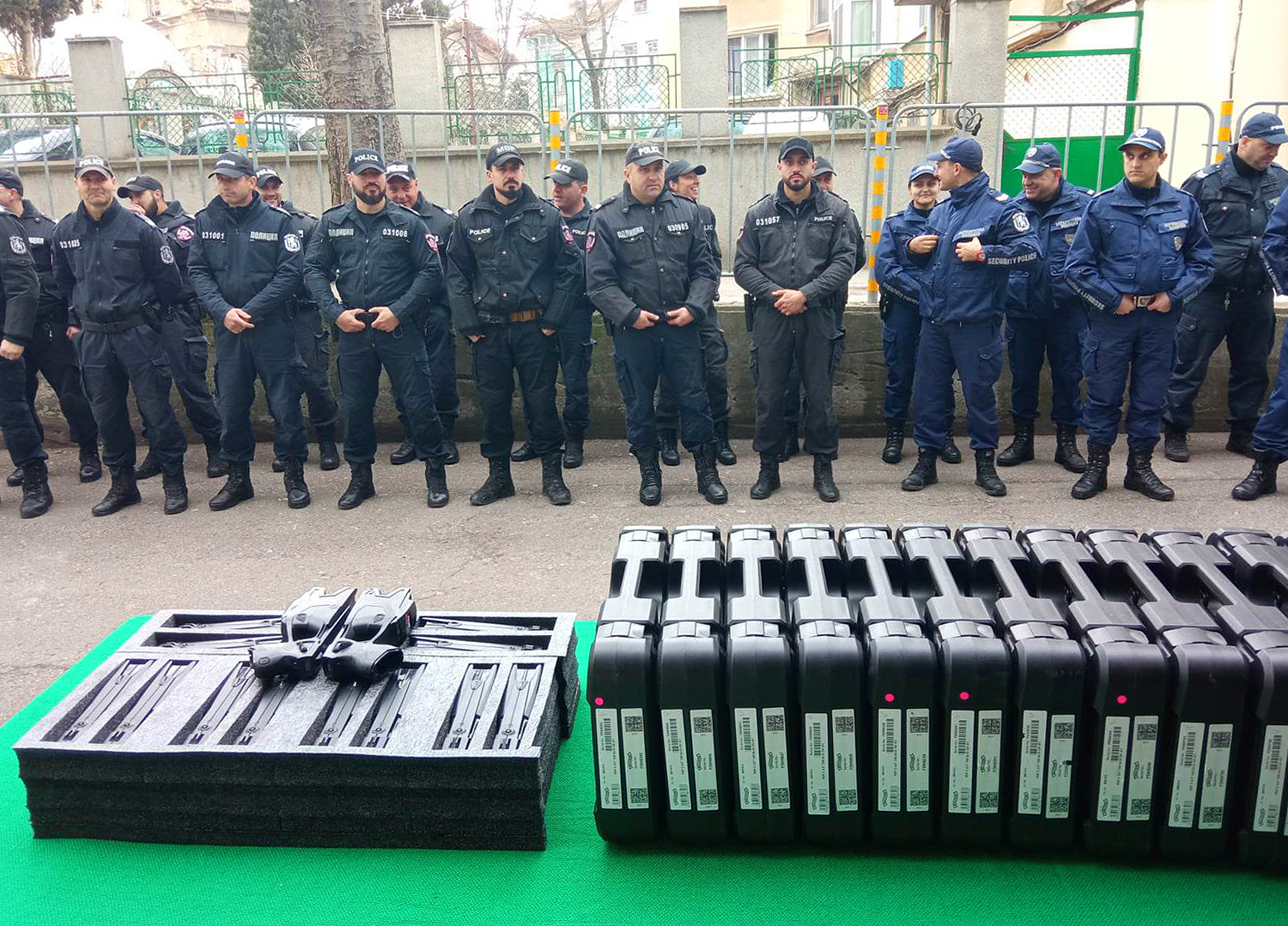 Нови пистолети за варненските полицаи (СНИМКИ)